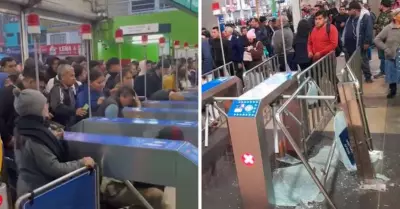 Pasajeros rompen vidrios y barandas en Metro de Lima.