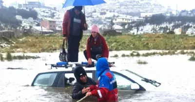 Rescatan familia en Cerro de Pasco.