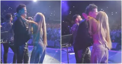 Shakira sorprende a Carlos Vives en pleno concierto