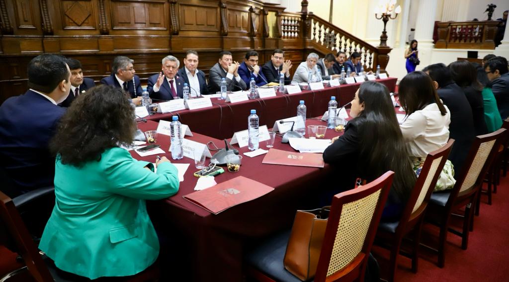 César Acuña exige pago de la deuda social a maestros y personal de Salud