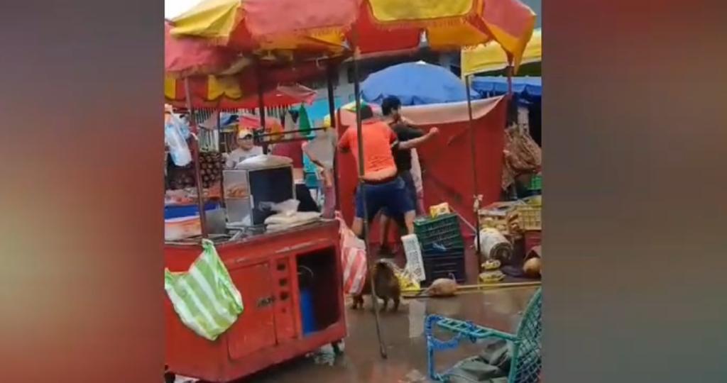 Tres venezolanos golpean a anciana que vende hamburguesas en mercado La Hermelinda
