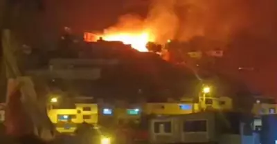 Incendio de gran magnitud en Chorrillos deja 62 personas damnificadas.