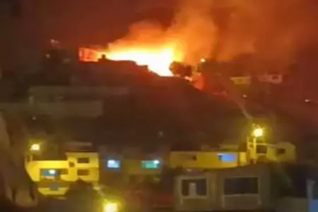 Incendio de gran magnitud en Chorrillos deja 62 personas damnificadas.