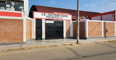 Adolescente amenaza a profesor para que apruebe a todos en un colegio.