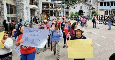 Protesta en contra de venta virtual de boletos a Machu Picchu.