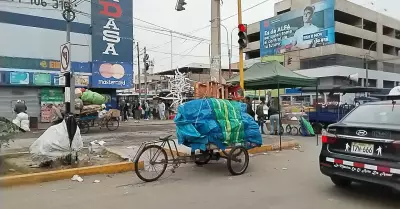 Ambulantes toman calles en alrededores del mercado Mayorista