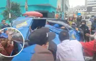 (VIDEO) Mototaxistas de La Victoria voltean mototaxi de extranjero y le lanzan huevos