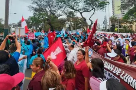 Gremios de salud ratifican huelga indefinida.