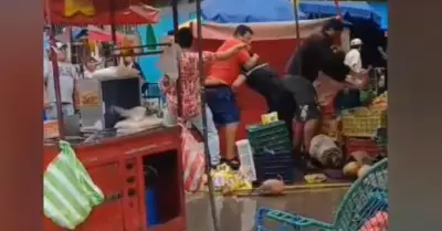 Tres venezolanos golpean a anciana que vende hamburguesas en mercado La Hermelin