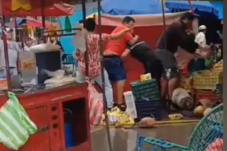 Tres venezolanos golpean a anciana que vende hamburguesas en mercado La Hermelin