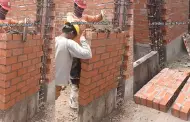 Inslito! Obrero construye pared y su 'ayudante' la tumba en segundos: "Mi primera chamba"