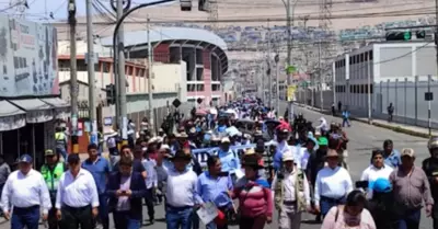 Miles de pobladores se unen en una gran movilización en Tacna.