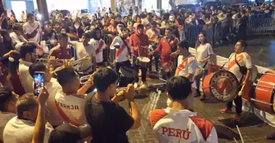 Hinchas de la 'Blanquirroja' realiza 'banderazo' en apoyo a la Seleccin Peruana