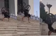 Joven sorprende al pblico al bajar las escaleras con sus manos y en silla de ruedas: "Gran coraje ante la vida"