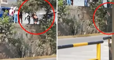 Colombiano empuja a mototaxista no pagarle cupo en Ate.