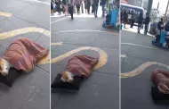 Perrito sorprende al dormir de peculiar forma en la calle: "Estoy cansado jefe"