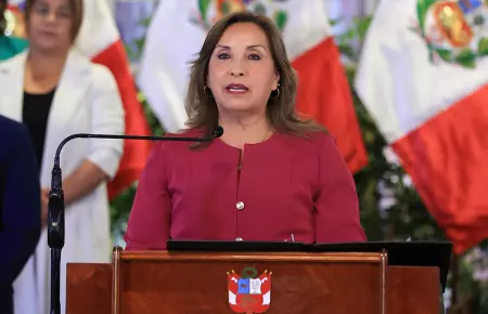 Dina Boluarte renuncia a su inmunidad presidencial para enfrentar denuncia const