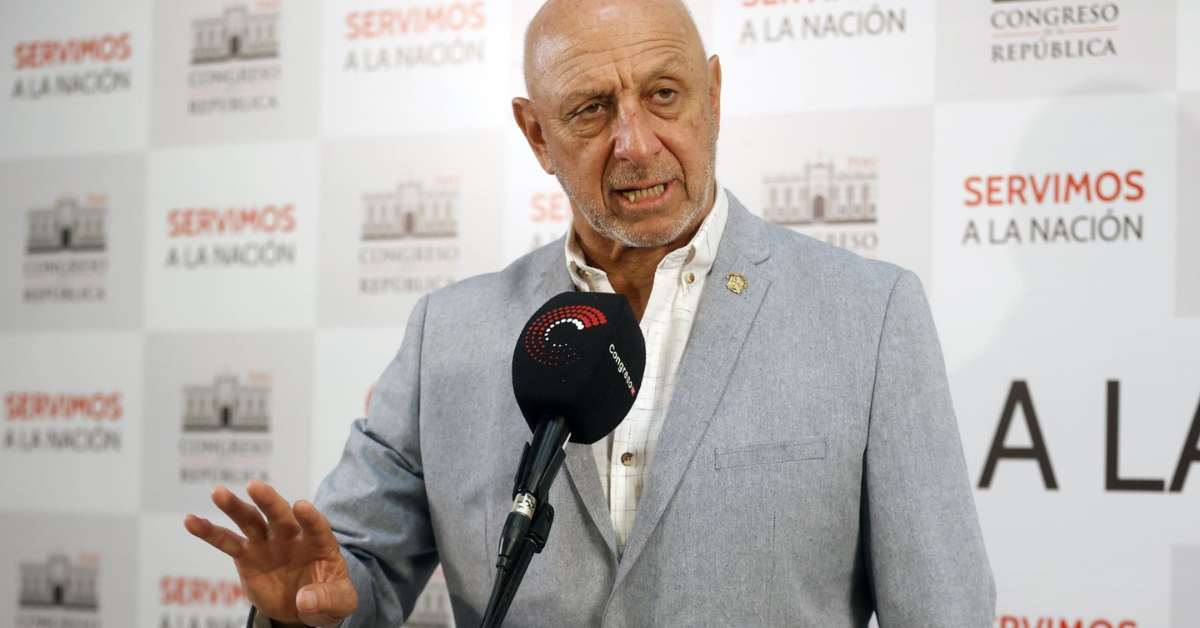 José Cueto reitera su propuesta de que se coloquen laminas antibalas en buses ante extorsiones: "Sí se puede"