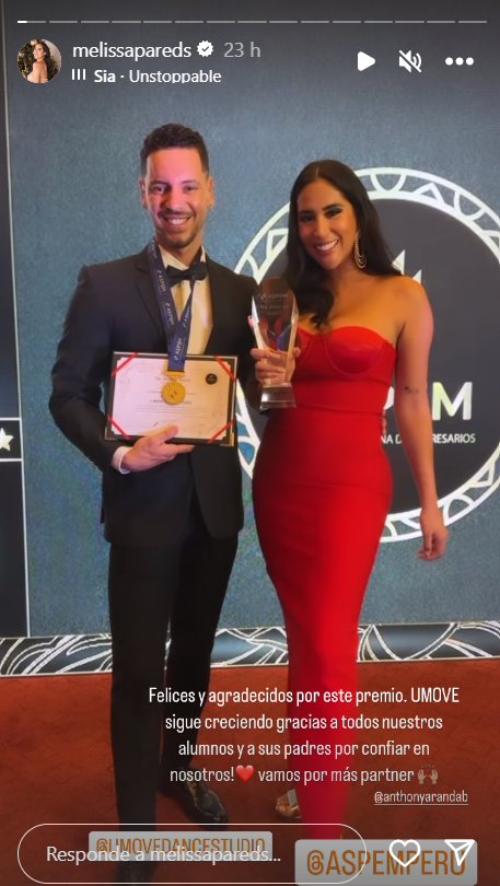 Melissa Paredes y Anthony Aranda orgullosos con su premio.