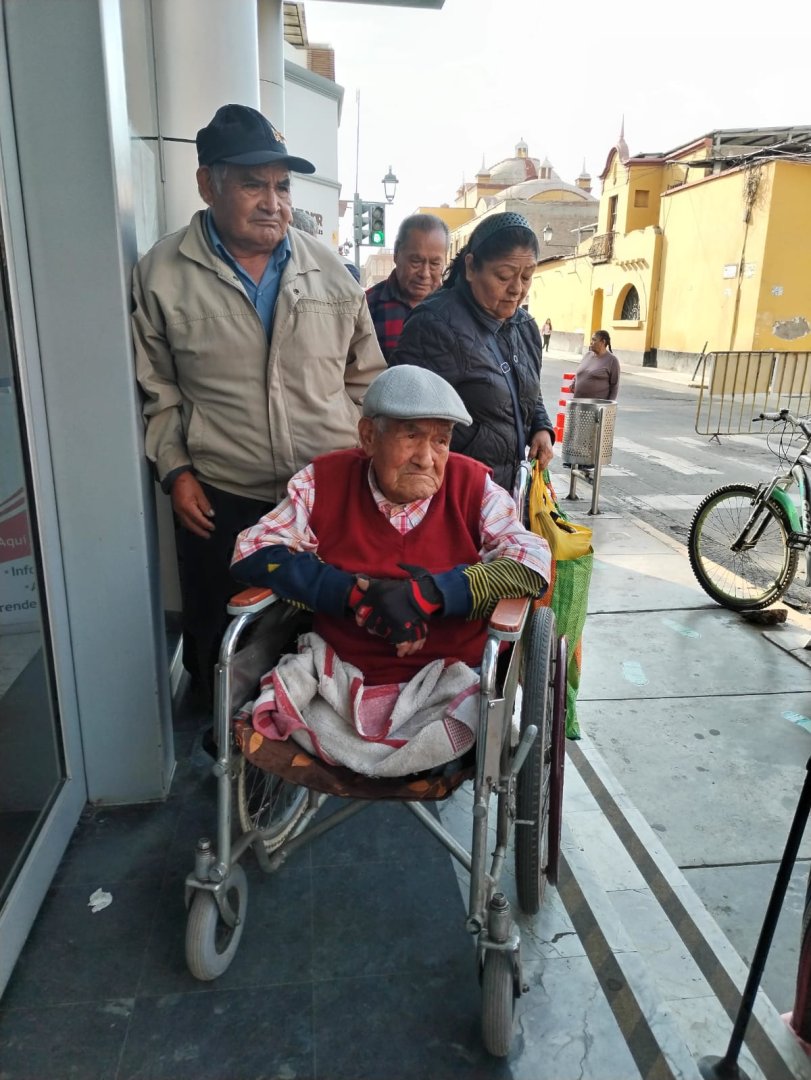 Ancianos y personas con discapacidad sufren dificultad para cobrar pensin por obras en el centro de Trujillo