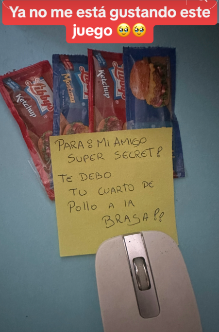 Joven decepcionado al recibir su regalo secreto.