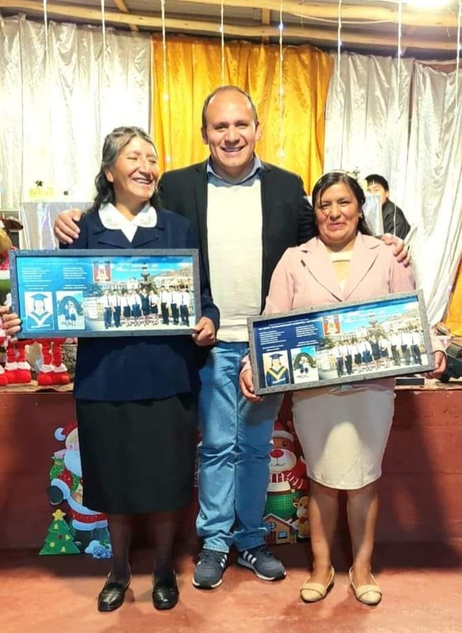 Mujeres de 42 y 47 aos culminan etapa de primaria en Huamachuco