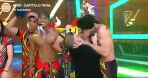 Facundo Gonzlez sorprende a Johanna San Miguel con un beso.