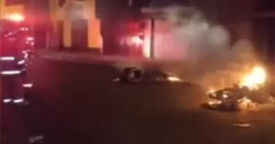 Delincuentes lanzan bomba molotov a motocicletas de extranjeros.