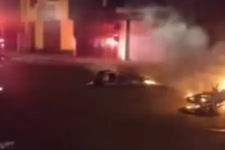 Delincuentes lanzan bomba molotov a motocicletas de extranjeros.