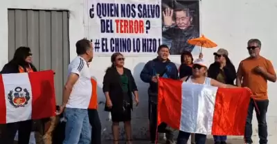 Simpatizantes de Alberto Fujimori llegan a penal Barbadillo.