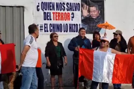 Simpatizantes de Alberto Fujimori llegan a penal Barbadillo.