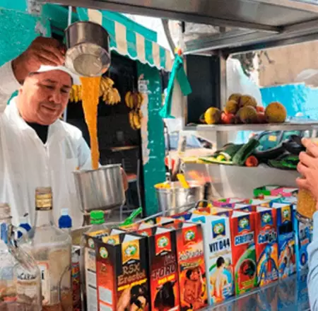 Emprendedor peruano prepara el emoliente ms grande.