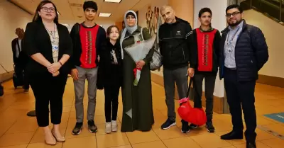 Peruana evacuada de Gaza llega con su familia al país.