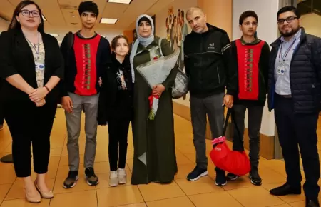 Peruana evacuada de Gaza llega con su familia al pas.