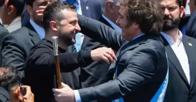 Efusivo abrazo entre Javier Milei y Volodímir Zelenski.