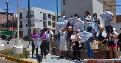 Familiares de joven agredida protestan en el Poder Judicial de Nuevo Chimbote