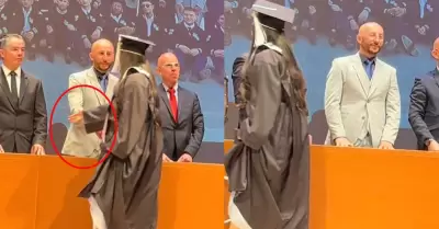 Graduada rechaza saludo a su profesor en entrega de diplomas.