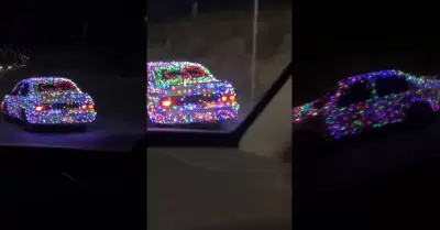 Auto sorprende con peculiares luces navideas como adornos.