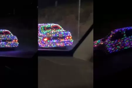 Auto sorprende con peculiares luces navideas como adornos.