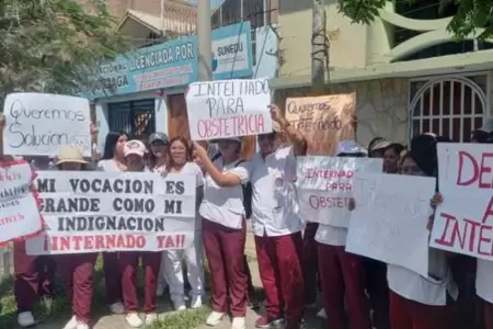 Estudiantes protestan en los exteriores de la UNSLG.