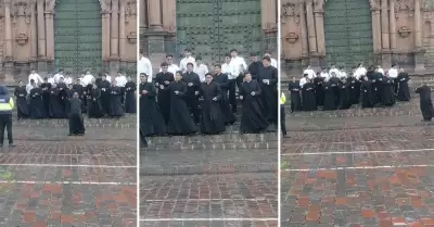 Sacerdotes sorprenden al bailar villancicos en Cusco.