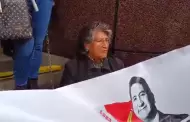 Madre de Vladimir Cerrn se encandena y declara en huelga de hambre en la puerta del PJ de Huancayo