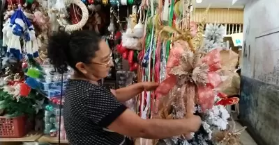 Canastas, arbolitos, adornos y panetones se venden en Trujillo a pocos das de l