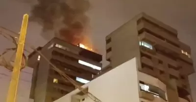 Controlan incendio en calle Alcanfores, en Miraflores.