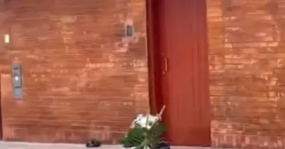 Sujetos dejaron arreglo floral y granada en puerta de alcalde de La Victoria.
