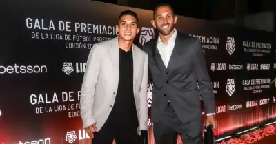 Kevin Serna y Hernn Barcos en la premiacin.