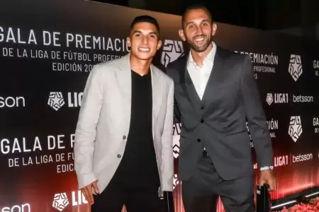 Kevin Serna y Hernn Barcos en la premiacin.