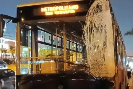 Dos heridos deja choque entre buses del Metropolitano en la estacin Canaval y M