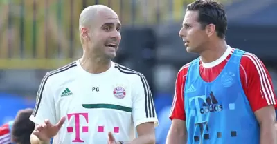 Pizarro y Guardiola conversando en Bayern Mnich.