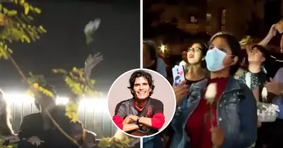 Patricio Surez Vrtiz lanza tulipanes a fans de su hermano Pedro.